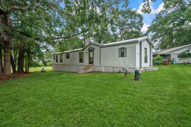 345 E Oak Shadows, Onalaska, TX 77360