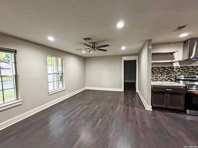 126 Kingsman St, Converse, TX 78109