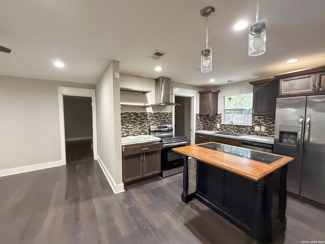 126 Kingsman St, Converse, TX 78109