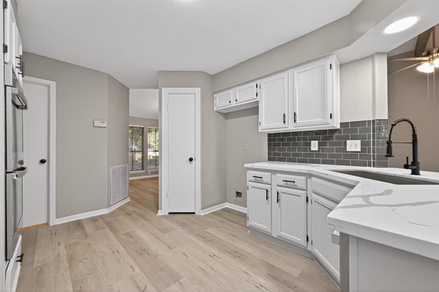 2802 Creek Manor Drive, Kingwood, TX 77339