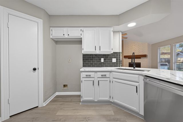 2802 Creek Manor Drive, Kingwood, TX 77339