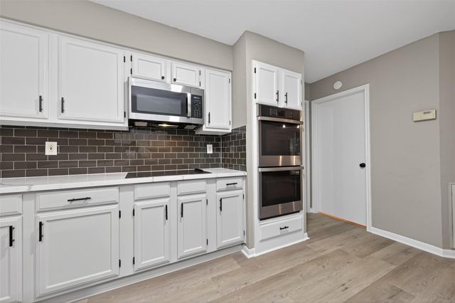 2802 Creek Manor Drive, Kingwood, TX 77339