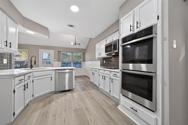 2802 Creek Manor Drive, Kingwood, TX 77339