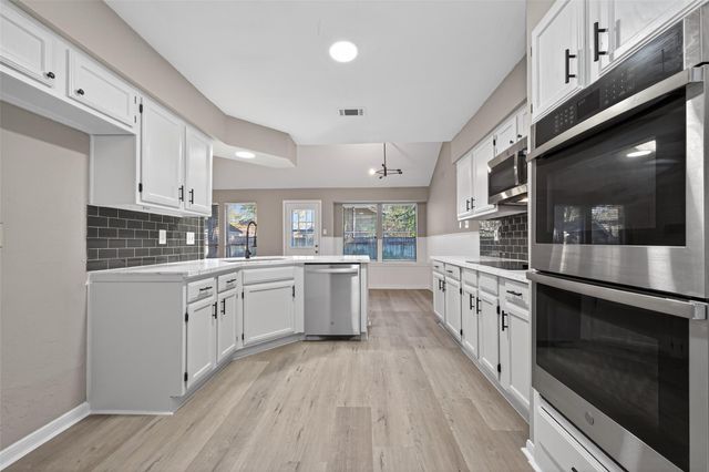 2802 Creek Manor Drive, Kingwood, TX 77339