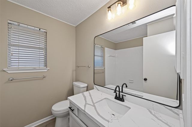 2802 Creek Manor Drive, Kingwood, TX 77339