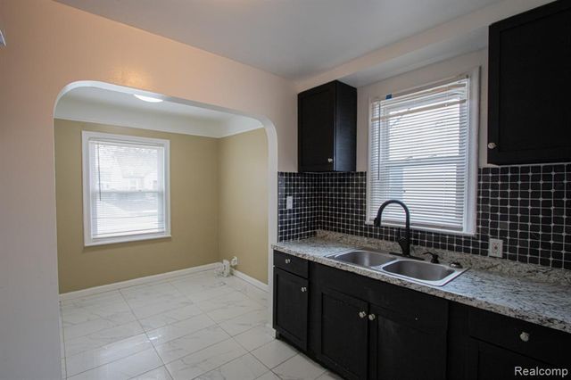 19644 Kenosha Street, Harper Woods, MI 48225