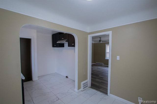 19644 Kenosha Street, Harper Woods, MI 48225