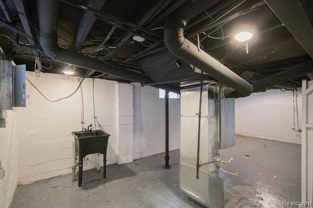 19644 Kenosha Street, Harper Woods, MI 48225