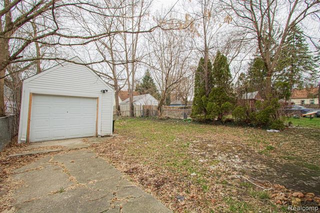 19644 Kenosha Street, Harper Woods, MI 48225
