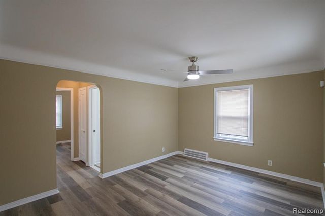 19644 Kenosha Street, Harper Woods, MI 48225