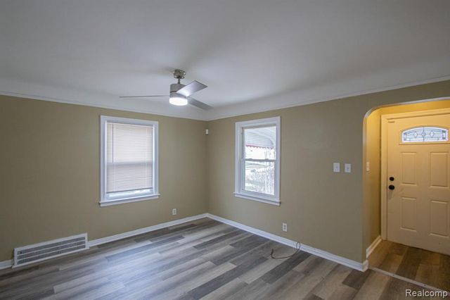 19644 Kenosha Street, Harper Woods, MI 48225