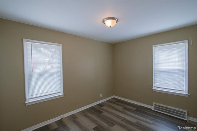 19644 Kenosha Street, Harper Woods, MI 48225