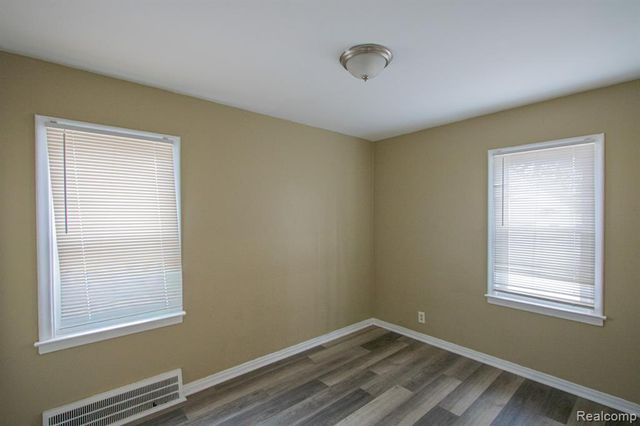 19644 Kenosha Street, Harper Woods, MI 48225