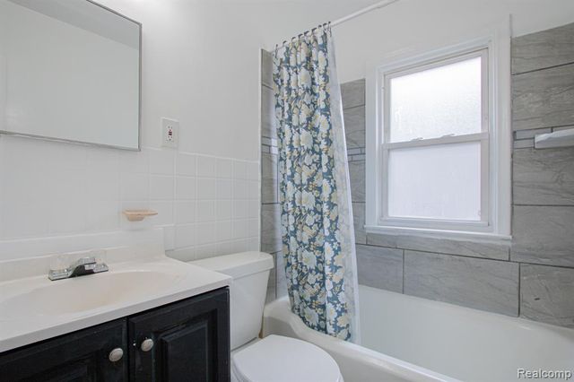 19644 Kenosha Street, Harper Woods, MI 48225