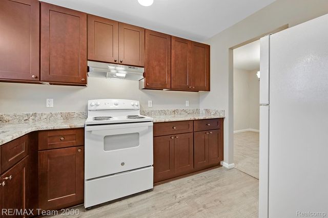42461 LILLEY POINTE Drive, Canton Charter Township, MI 48187