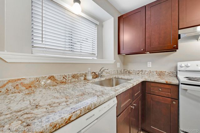 42461 LILLEY POINTE Drive, Canton Charter Township, MI 48187