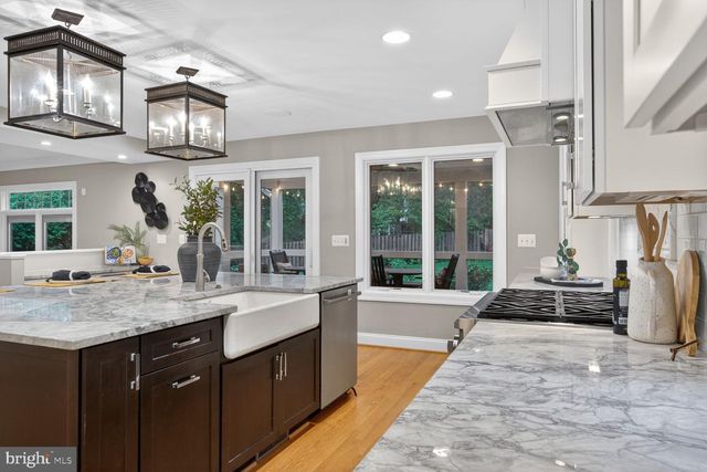 1854 ABBOTSFORD DR, Vienna, VA 22182