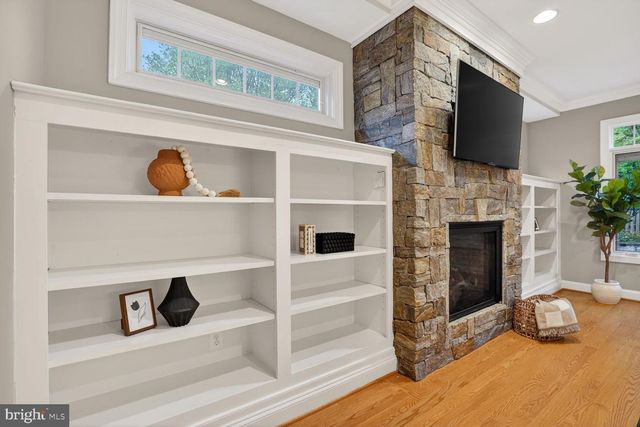 1854 ABBOTSFORD DR, Vienna, VA 22182