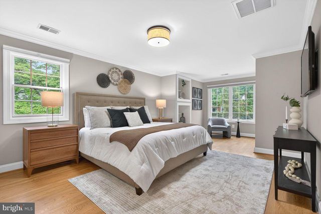 1854 ABBOTSFORD DR, Vienna, VA 22182