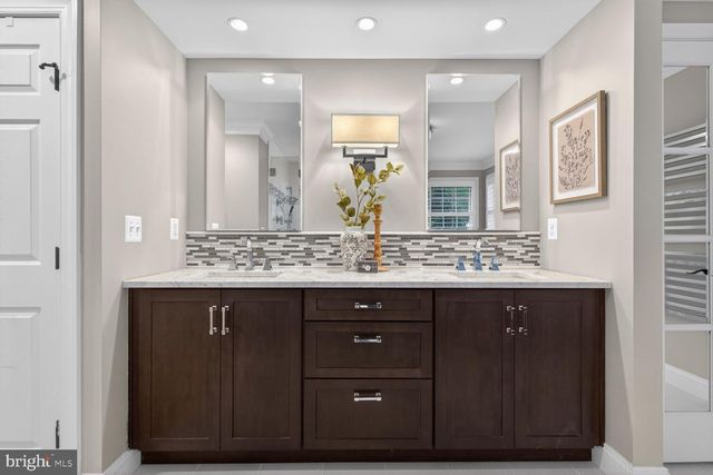 1854 ABBOTSFORD DR, Vienna, VA 22182