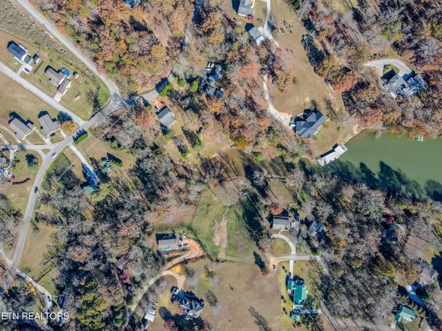 165 Rebel Rd, Harriman, TN 37748