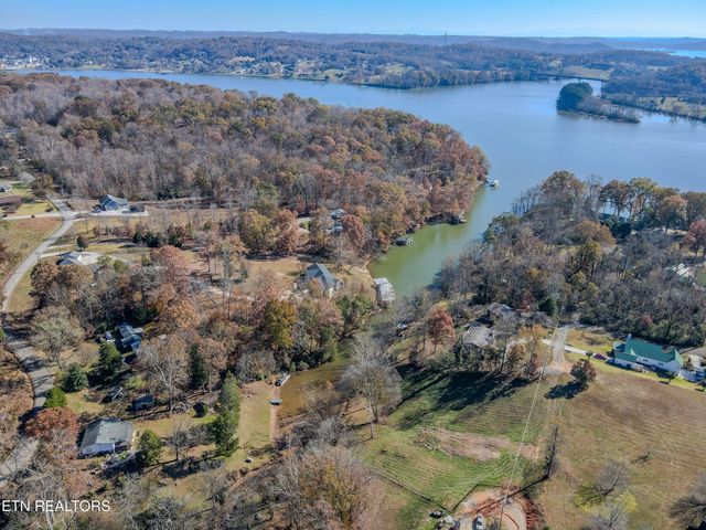 165 Rebel Rd, Harriman, TN 37748