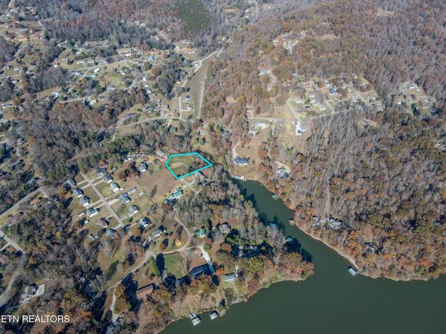 165 Rebel Rd, Harriman, TN 37748