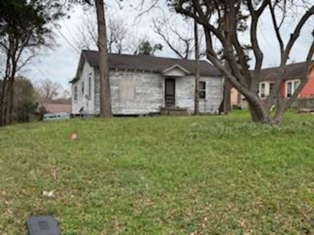 631 University Avenue, Huntsville, TX 77320