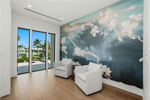 264 8th AVE S, Naples, FL 34102