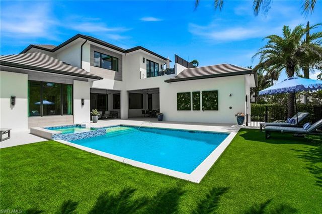 264 8th AVE S, Naples, FL 34102