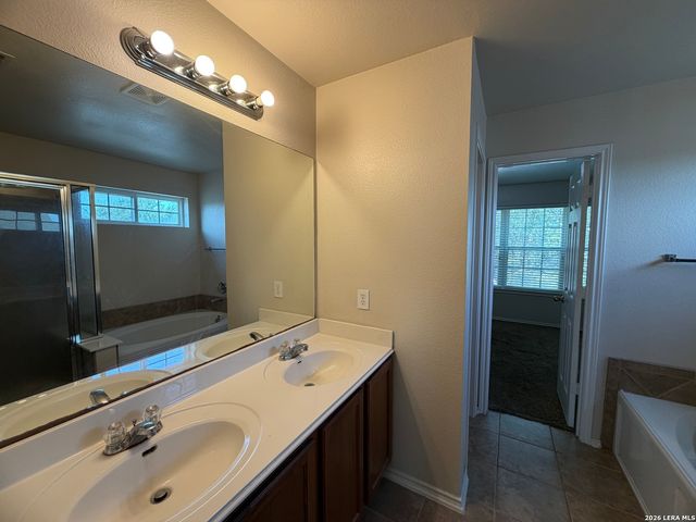 221 TURNBERRY DR, Cibolo, TX 78108