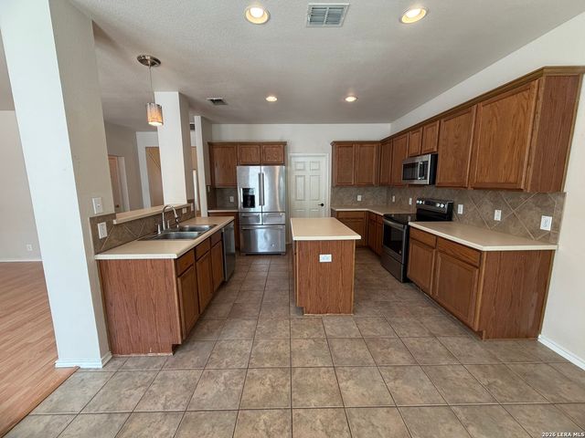 221 TURNBERRY DR, Cibolo, TX 78108