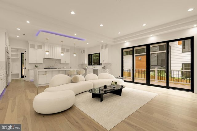 2000 OSWALD PL, Falls Church, VA 22043