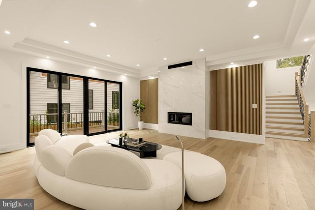 2000 OSWALD PL, Falls Church, VA 22043