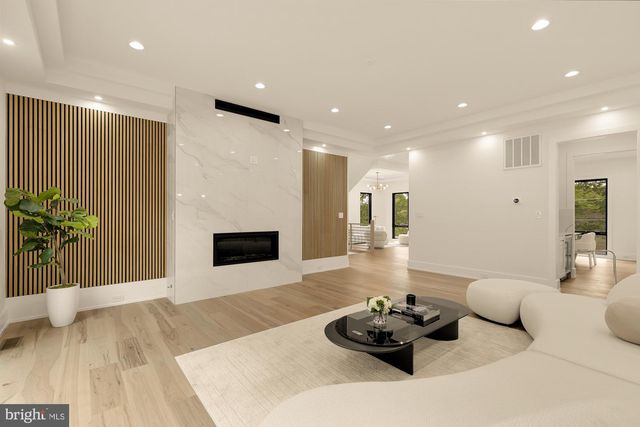 2000 OSWALD PL, Falls Church, VA 22043