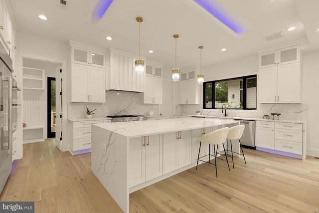 2000 OSWALD PL, Falls Church, VA 22043