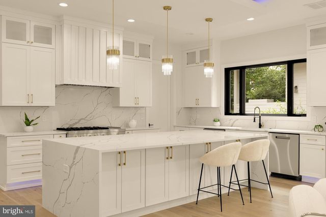 2000 OSWALD PL, Falls Church, VA 22043