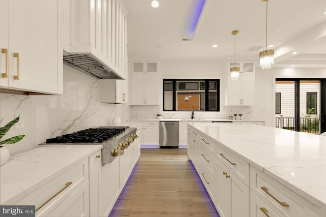 2000 OSWALD PL, Falls Church, VA 22043