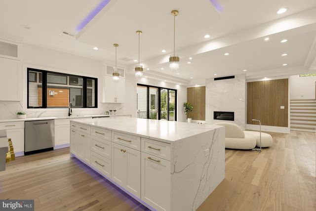 2000 OSWALD PL, Falls Church, VA 22043