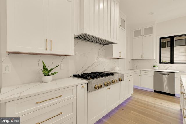 2000 OSWALD PL, Falls Church, VA 22043