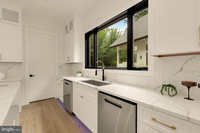 2000 OSWALD PL, Falls Church, VA 22043