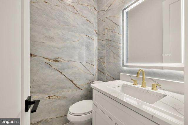 2000 OSWALD PL, Falls Church, VA 22043