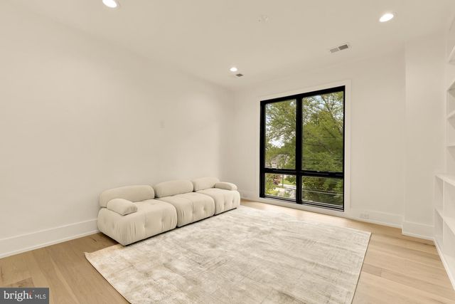 2000 OSWALD PL, Falls Church, VA 22043