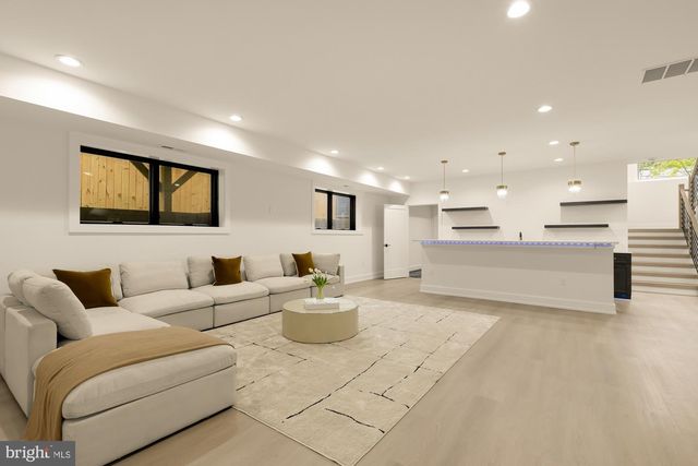 2000 OSWALD PL, Falls Church, VA 22043