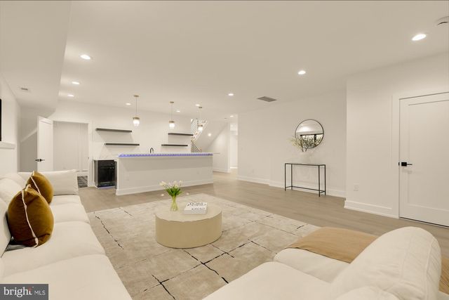 2000 OSWALD PL, Falls Church, VA 22043