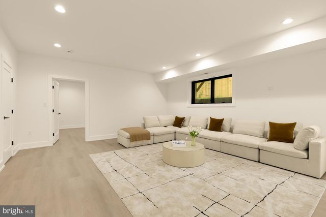 2000 OSWALD PL, Falls Church, VA 22043