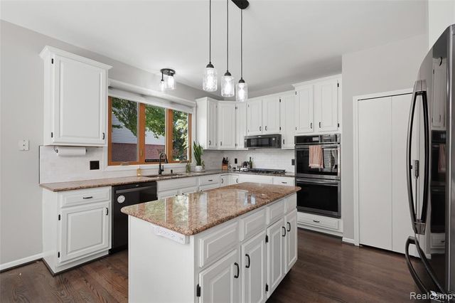 54856 Whitby Way, Shelby Twp, MI 48316