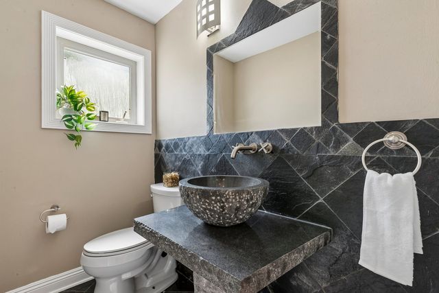 610 W Lonnquist Boulevard, Mount Prospect, IL 60056
