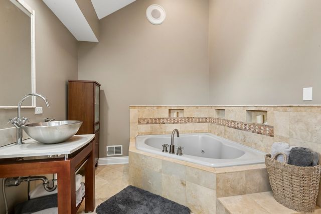 610 W Lonnquist Boulevard, Mount Prospect, IL 60056