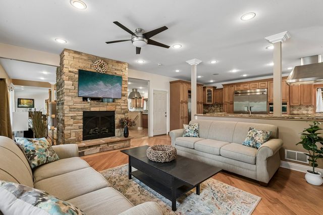 610 W Lonnquist Boulevard, Mount Prospect, IL 60056